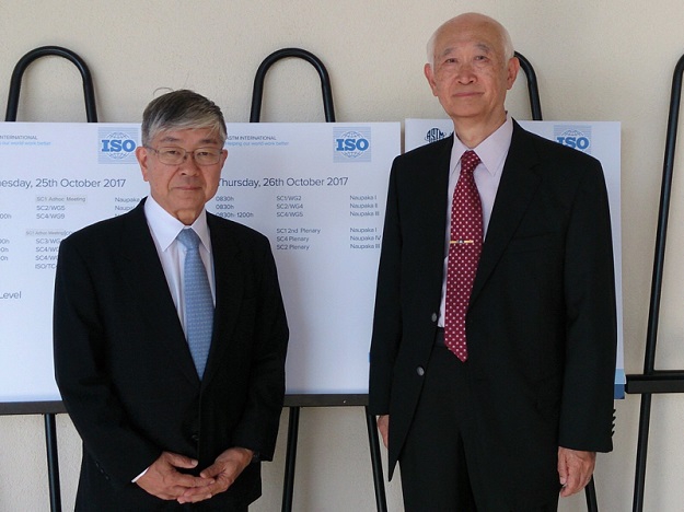受賞者の斉藤 章 氏（左）と西 敏夫 氏（右）。表彰式当日はISO/TC45国際会議に参加中。