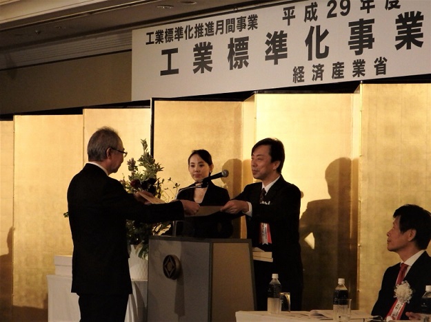 代理で表彰を受ける（一社）日本ゴム工業会　松谷専務理事