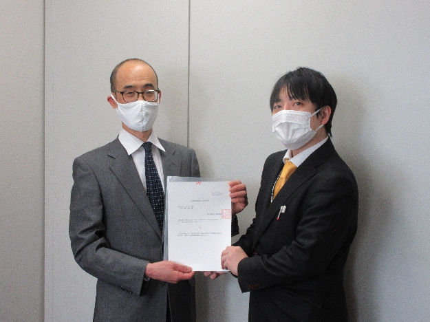 厚生労働省にて授受（左：当会専務理事／右：厚生労働省担当官）